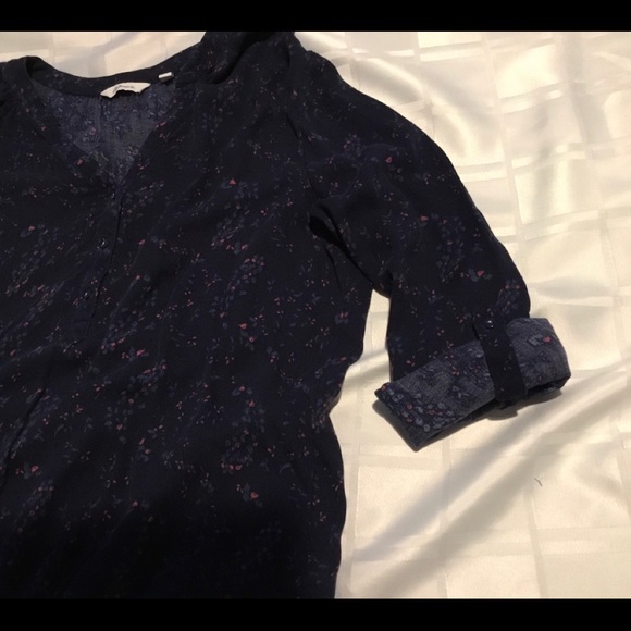 Reitmans navy blue top with little pink flowers - Picture 4 of 4